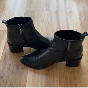 Blondo Waterproof Black Booties - Size: 9 - Worn but still in great condition 🖤